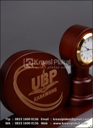 Detail Plakat Kayu Pen Holder UBP Karawang