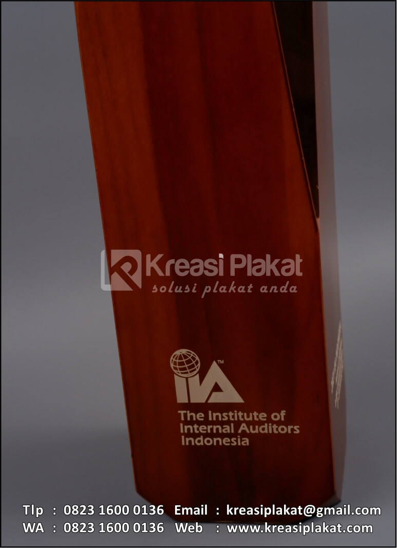 Detail Plakat Kayu IIA The Institute of Internal Auditors Indonesia