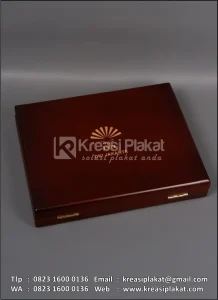 Detail Plakat Kayu Box INTI Jakarta